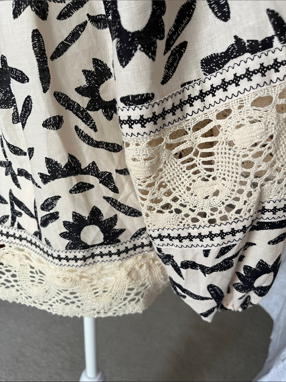Flowy Linen Top Crochet Trim Cream Black XL - Picture 8 of 9